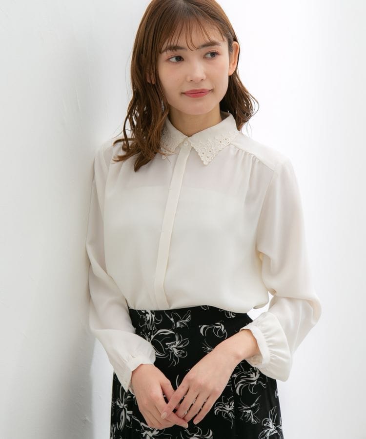 出所：ハニーズ公式通販 衿刺繍ブラウス