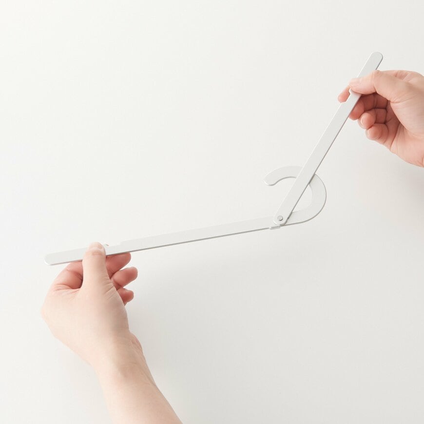 出所：無印良品公式　携帯用アルミ折りたたみ式ハンガー
