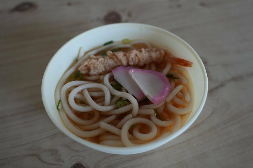 自販機で購入したうどん