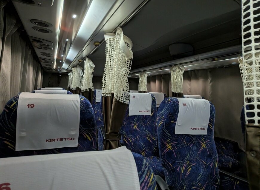 白いカバーの付いた座席が並ぶ車内