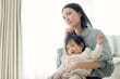 堂安律の妻・明松美玖 愛娘を抱く親子ショットを公開！抱っこ紐で眠る表情が「堂安選手が寝ているのかと」「天使が2人」「癒やされる」の声