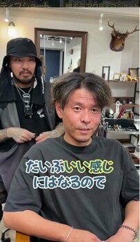 「いつも帽子で隠していた」広がりやすい髪の男性が、ツイストスパイラルパーマで"サーフカール"にスタイルチェンジ