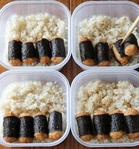 「尊敬しかない」色鮮やかなおかずで見栄えがアップ！タッパーに詰める【海苔巻きチキン弁当】が話題　斬新な作り方にも注目！