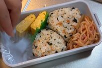 【子どもの遠足弁当】鮭わかめおにぎりも卵焼きも美味しそう！好きな物だけを詰めたお弁当が話題！