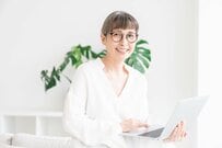 年金制度改正「働くシニアを後押し！」在職老齢年金の見直しとは？ほぼ無料のハロートレーニング「65歳以上の再就職率はいくら？」