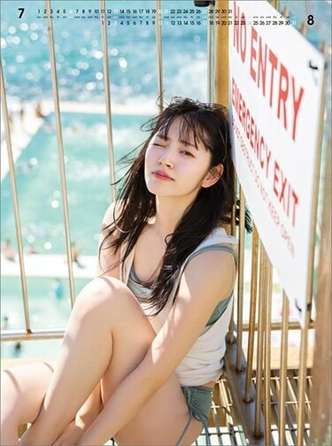 鈴木愛理 透明感MAXのふわふわ美脚！シドニーで水着も披露！カレンダー