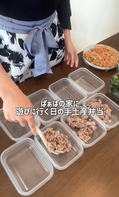 まずは1週間分の弁当箱を用意します