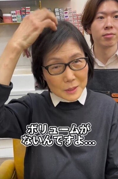 「ボリュームがないんですよ」と話す女性