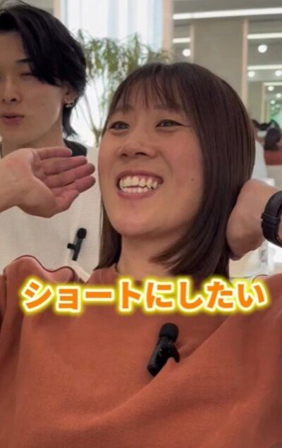 襟足の生え癖に悩む女性