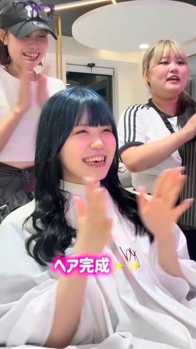 素敵な仕上がりに笑顔になる女性