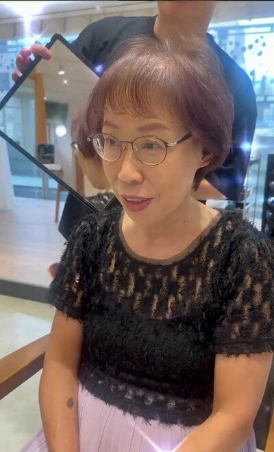 ラベンダー系の色味でツヤが出た、ふんわりとしたショートボブ