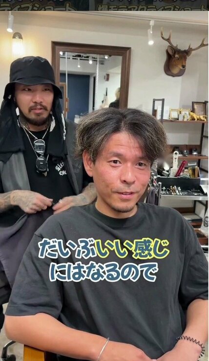 「いつも帽子で隠していた」広がりやすい髪の男性が、ツイストスパイラルパーマで"サーフカール"にスタイルチェンジ