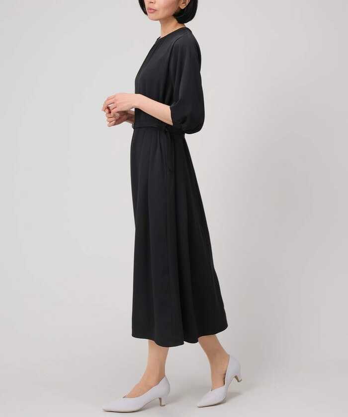 衿周りに入れたギャザーのドレープが特徴的