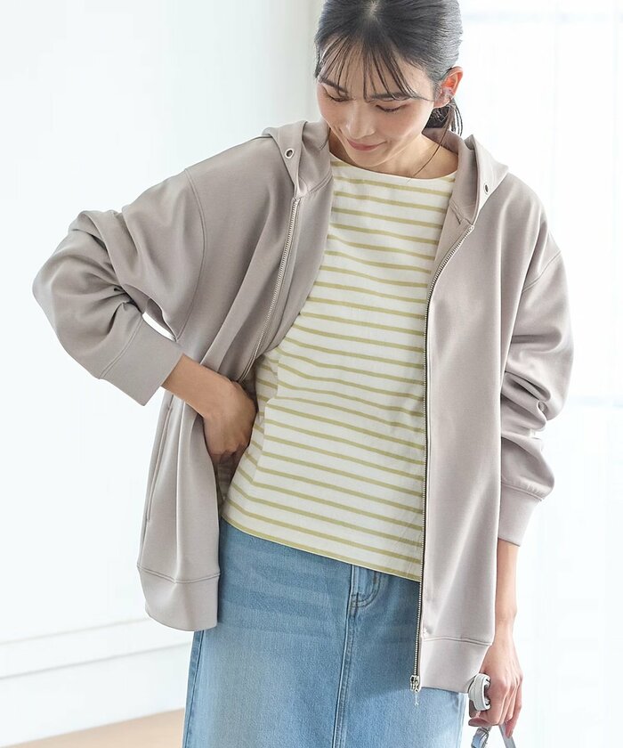定番きれいめスタイルがおしゃれ「大人のゆるジップパーカー」