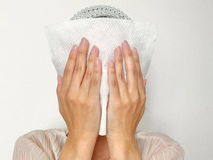 広げてみると、約20×19cmと顔全体を包み込めるサイズ感