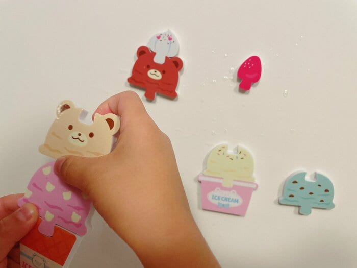 5歳の女の子はさっそく「アイスクリーム屋さんごっこ遊び」を開始