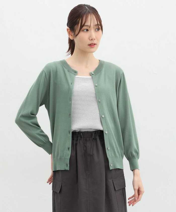 フレアスカートとの相性抜群な、ソフトな印象のカーデ