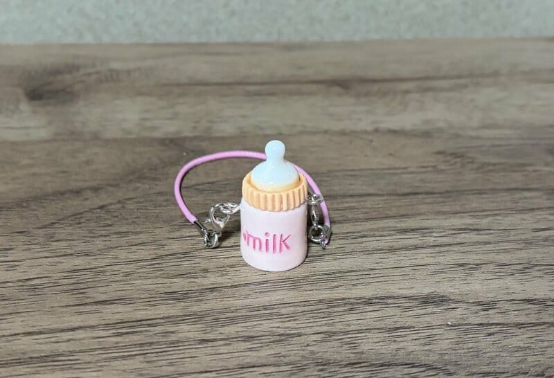 筆者撮影(セリア、ぬい用 肩掛け哺乳瓶)