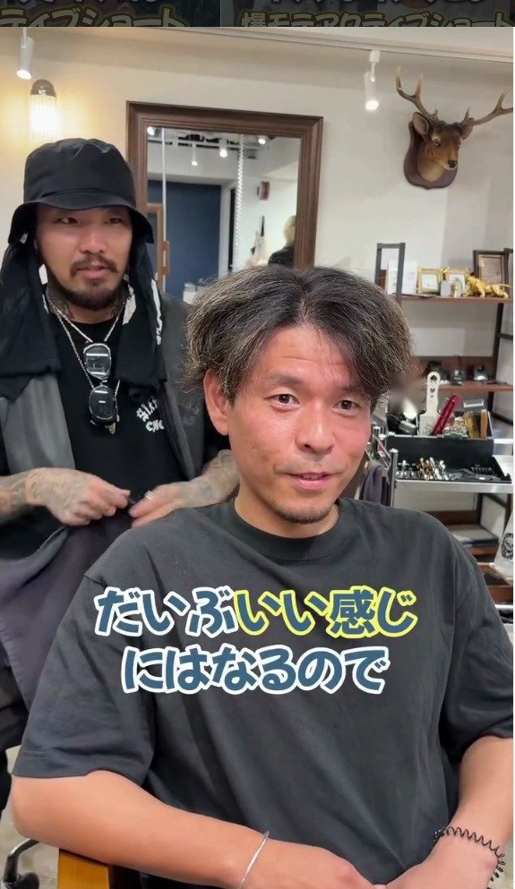 「いつも帽子で隠していた」広がりやすい髪の男性が、ツイストスパイラルパーマで"サーフカール"にスタイルチェンジ