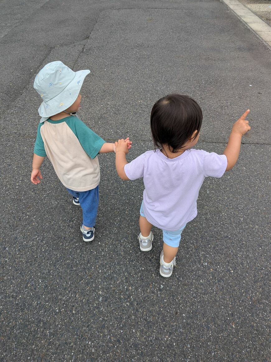 手をつないで散歩する双子