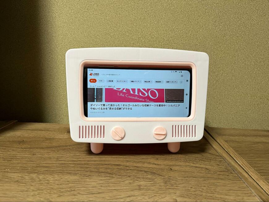 筆者撮影(ダイソー、テレビ型スマホスタンド(ティッシュボックス、ペン立て付))