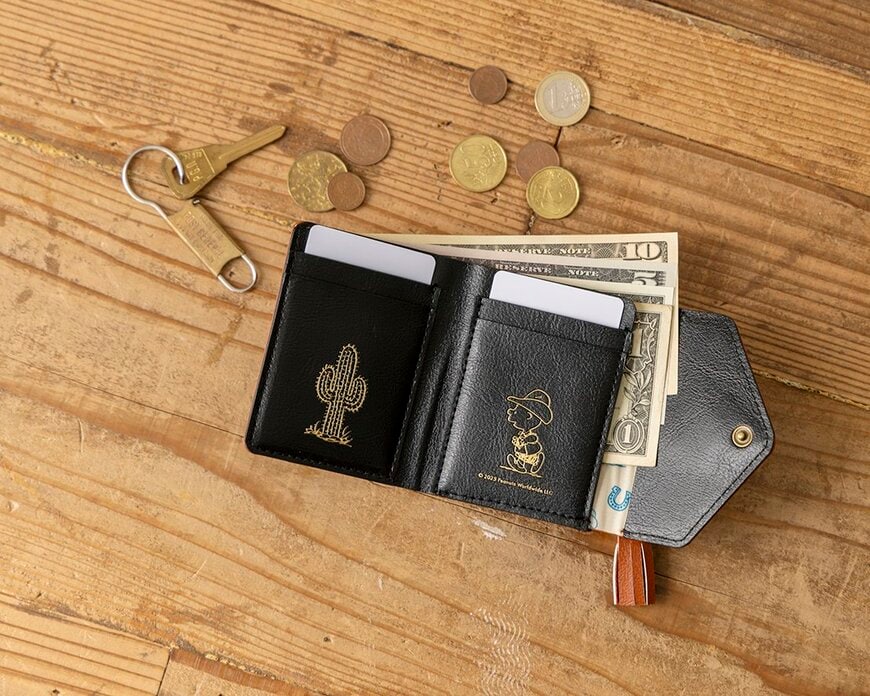 出所：ローソン公式　SNOOPY YEAR OF THE HORSE MINI WALLET BOOK BLACK/BROWN