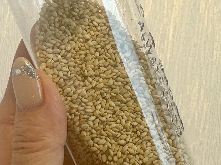 白ごまを詰め替えて