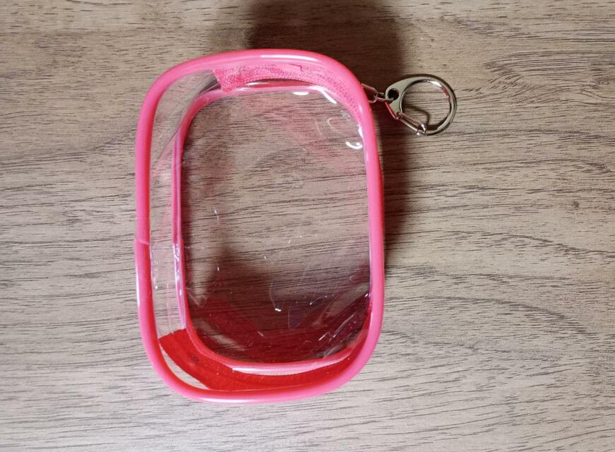 筆者撮影（セリア、推し活ポーチS（レッド・グリーン・パープル））