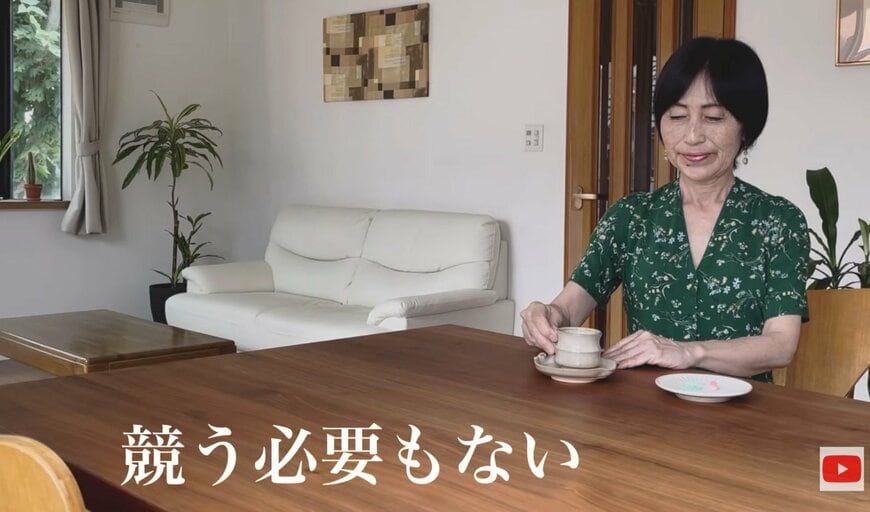 お茶の時間を楽しむ60代女性