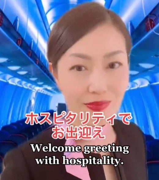 丁寧なあいさつとお辞儀で迎える日本人CA