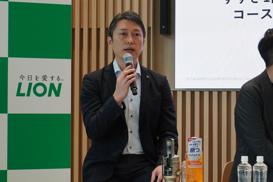 スピーチをする男性の写真