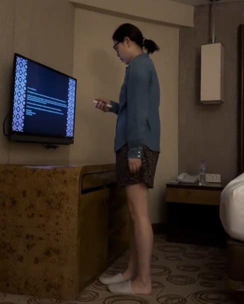 海外ホテルでは、たくさんの照明をオフにしてもまだテレビがついている