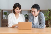 40歳代～50歳代「ロスジェネ世代」の貯蓄額は二極化？！「老後生活、心配である」は8割強