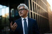 【おひとりさま60歳代】貯蓄「3000万円以上」は何パーセント？「厚生年金・国民年金」の平均年金月額も一覧表でチェック