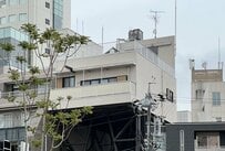 街中でひときわ目立つ「背の高い住宅」に驚き！「ロボットの格納庫」「現代の高床式住居」との声も