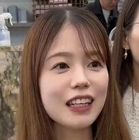 「顔がタテナガで長く見えがち」女性が鎖骨までのバッサリカットで“ひし形シルエット”の「外はねヘア」にスタイルチェンジ