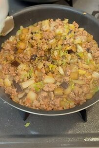 【映えない？けど美味しい！】中華丼弁当が話題！「美味しそうで惹きつけられます」「中華丼のビジュアル最高！」と反響