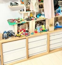 「これを自分で作っちゃうなんてすごい」3児ママが〈収納棚〉をリメイクDIYで…北欧の工芸品〈木彫りの馬〉にリメイク！？