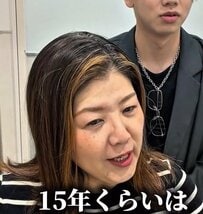 「15年の白髪染めに終止符を打ちたい」と話す女性が、カラーで白髪を活かしたおしゃれな“白髪ぼかしスタイル”に
