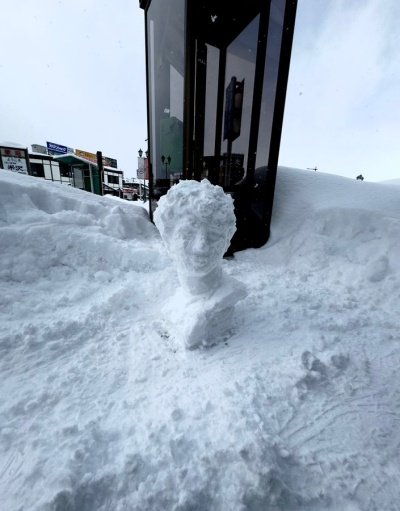 突如現れた雪の首像