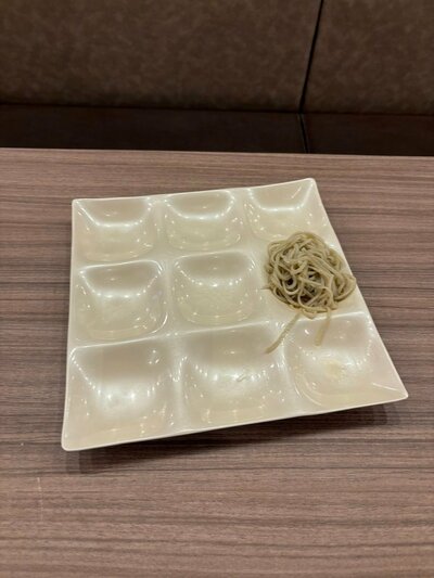 お皿の一角にのった蕎麦