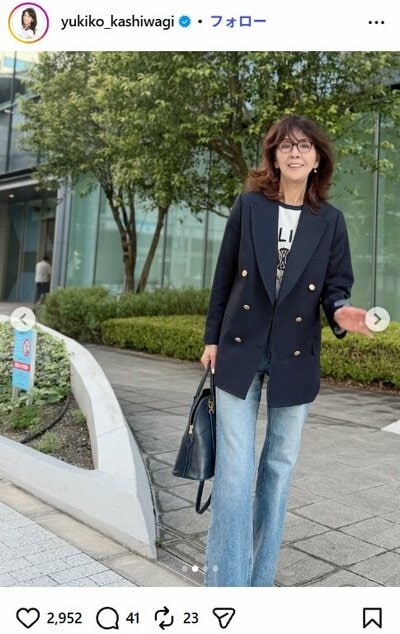柏木由紀子のInstagram投稿（紺ブレ&times;デニムコーデ・カット2）