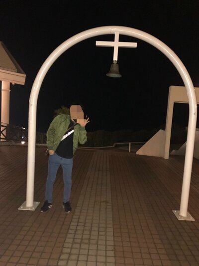 ベルとアーチの下で撮った写真