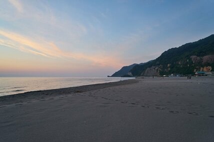 新潟県の「海上を走る高速道路」に目を疑う　衝撃的な道路の様子に思わず戦慄「マジで怖い」