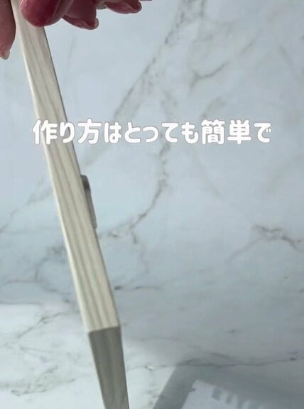 【100均DIY】貼るだけ簡単！セリアのフォトフレームとフレークシールで「お花の手足形」を作る