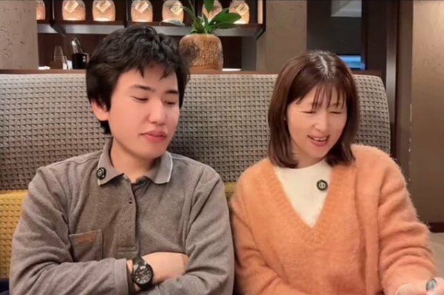 【33歳差カップル】58歳彼女＆25歳彼氏の食べさせあいっこ動画が癒される！「羨ましい」「ステキなおふたり」の声