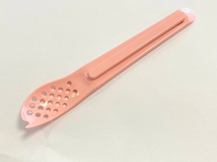 先端の特殊な形状により、猫缶のフチ裏やくぼみに残ったフードもすくいやすい！