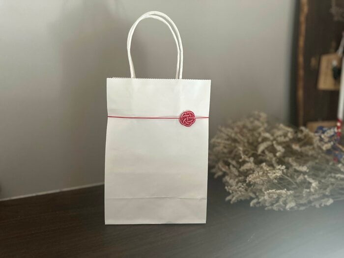 ゴムなので紙袋がキュッと閉まり、口が開かないようにもしてくれます