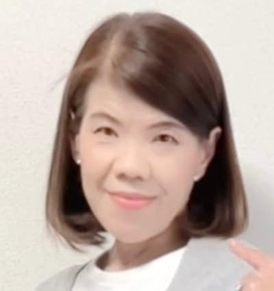 【60代マダム】”ロングカーデ”を〈今風〉に着こなす！上品で軽やかな「大人カジュアルコーデ」が素敵！