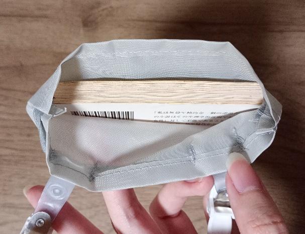 出所：筆者撮影（セリア、移動ポケット 縦型）